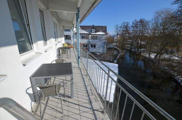 Überdachter Balkon direkt am Fluß