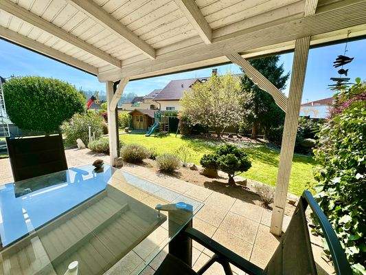 Überdachte Terrasse mit Blick in den Garten