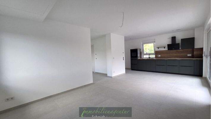 offener Wohnbereich mit EBK