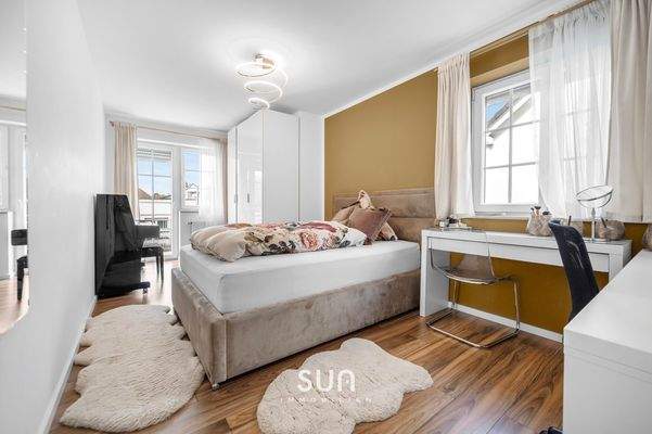 LICHTDURCHFLUTETES KINDERZIMMER