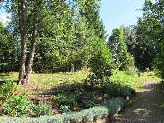 Grünanlage und Spielplatz