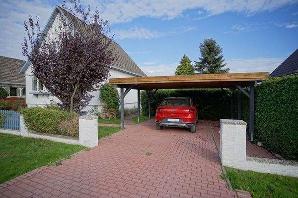 Frontansicht mit Carport