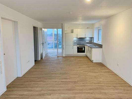 11. Whg 22, 3-Zimmer-Whg, Wohnzimmer mit Küche 1