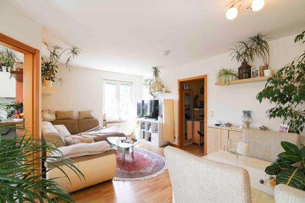 Wohnzimmer mit Zugang zu Küche und Flur