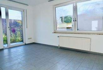 Wohnzimmer m. Blick auf den Balkon