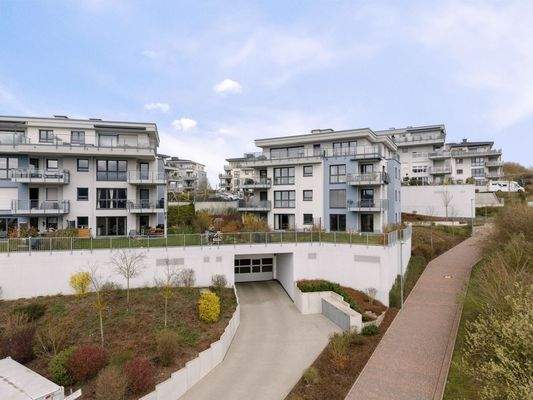 Haus mit Tiefgarageneinfahrt