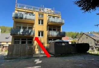 Rückansicht des Gebäudes mit Pfeil zur Wohnung