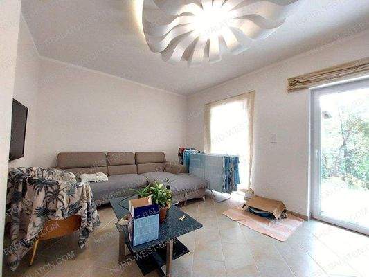 Wohnzimmer mit Zugang zur Terrasse