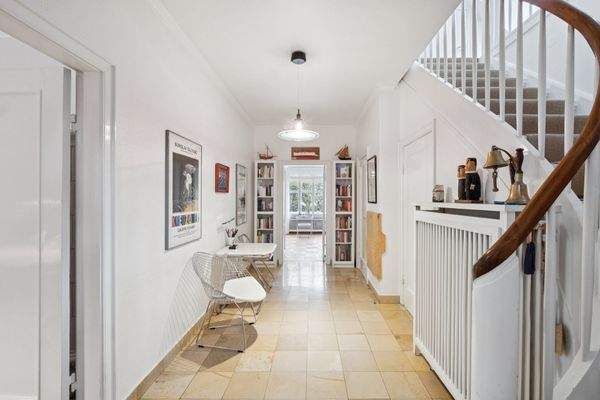 "Herzlich willkommen" - großzüger Empfangsbereich