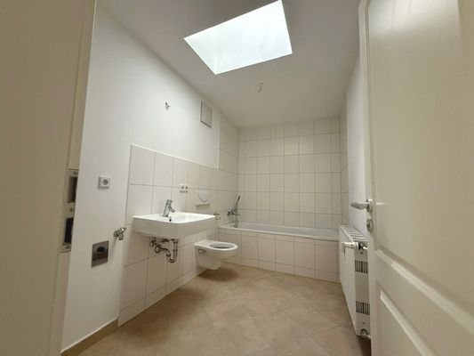 Tageslichtbad mit Badewanne