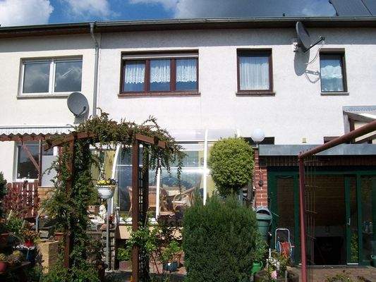 Die Gartenseite im Sommer