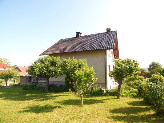 Blick vom Garten zum Haus