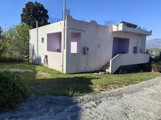 Kreta, Gonia: Zweistöckiges Haus mit Restbaurechten und Garten zu verkaufen