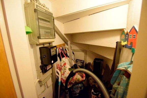 Sicherungskasten unter der Treppe + Stellfläche