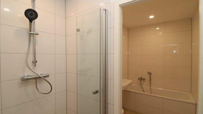 Bad mit Wanne + Dusche 