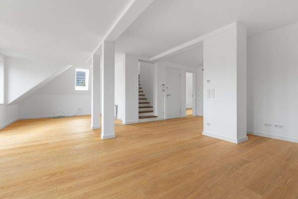 ...mit Blick zur offenen Küche...