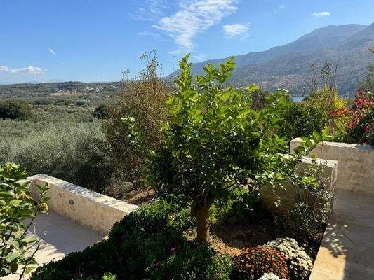 Kreta, Kournas: Malerisches Steinhaus mit bezauberndem See- und Meerblick zu verkaufen