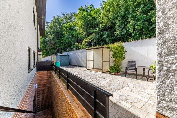 Ruhiger Außenbereich – ideal für Gartenmöbel oder Stauraum