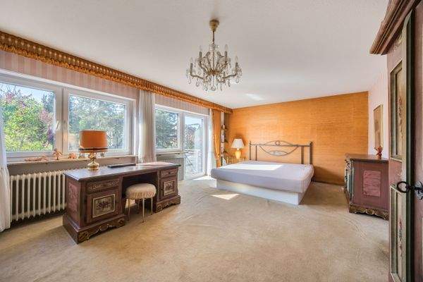 Schlafzimmer mit Balkon im Obergeschoss