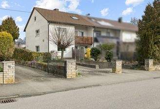 Reihenendhaus mit Burgblick