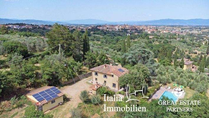 Typisches Bauernhaus mit Swimmingpool, Nebengebäude, Garten mit Olivenhain in Ortsnähe