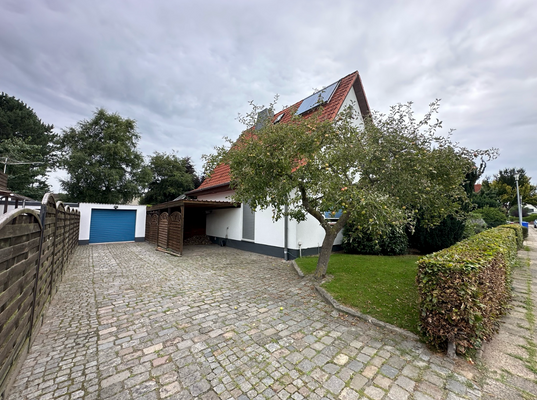 Vorderansicht mit Blick auf die Garage und das Carport.png