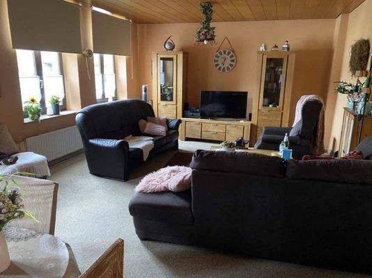 Geräumiges Wohnzimmer.