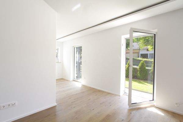 ...zugänglich über den hellen Wohn-, Ess- und...