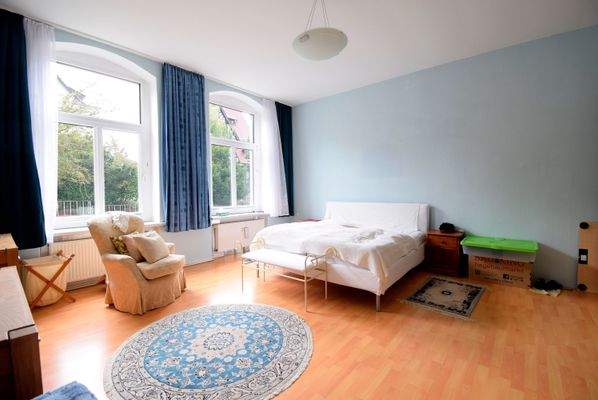 Großzügiges Schlafzimmer der Erdgeschosswohnung