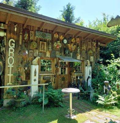 LeBa aussen Park Kunstwerke im Gartenhaus.jpg