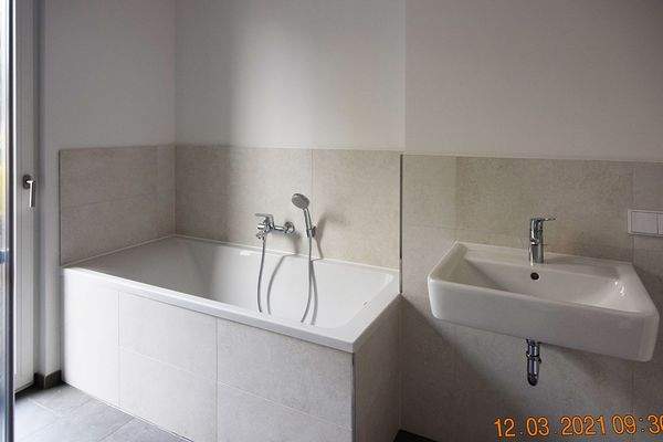 Badezimmer mit Wanne und Dusche