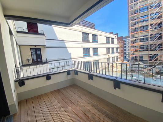 10 - Balkon Innenhof.png