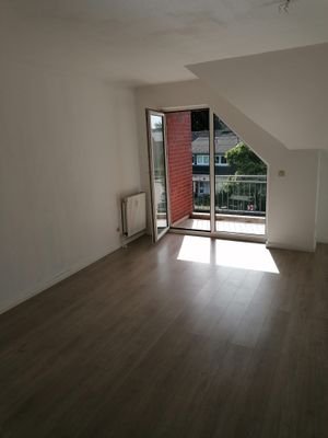 Wohnzimmer mit Ausgang zum Balkon