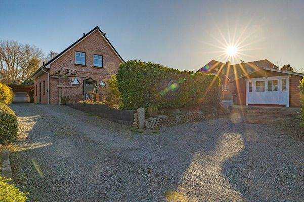 Mit Carport und Gartenhaus