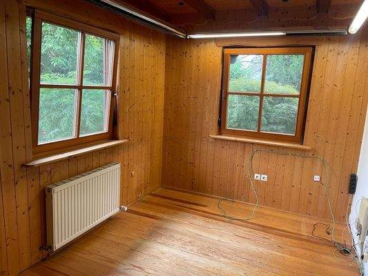 EG Zimmer Nord-Ost mit zwei Fenstern.jpg