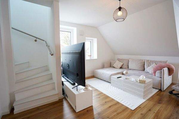 Wohn- und Esszimmer mit Zugang zum Schlafzimmer im Spitzboden