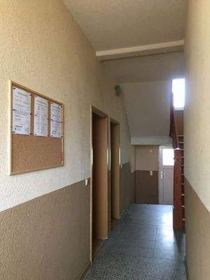 Hauseingang mit Treppenhaus
