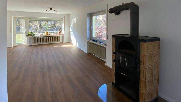 Wohnzimmer mit Balkon und Ausgang zur Terrasse