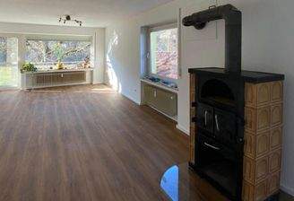 Wohnzimmer mit Balkon und Ausgang zur Terrasse