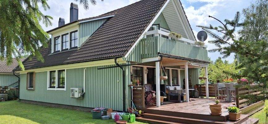 Rückansicht mit Terrasse und Balkon