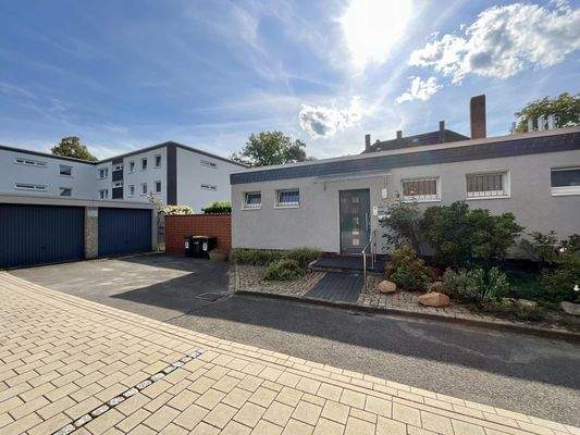 Eingangsseite mit Garagen