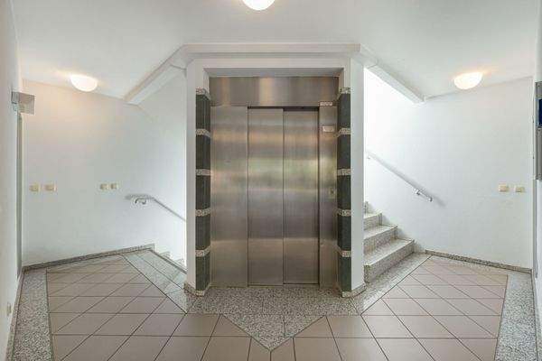 Treppenhaus/Aufzug