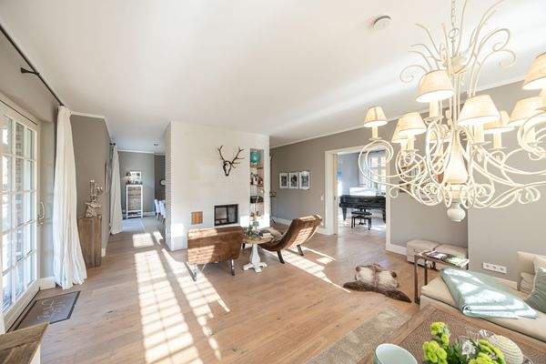 Wohnbereich und angrenzendes Musikzimmer