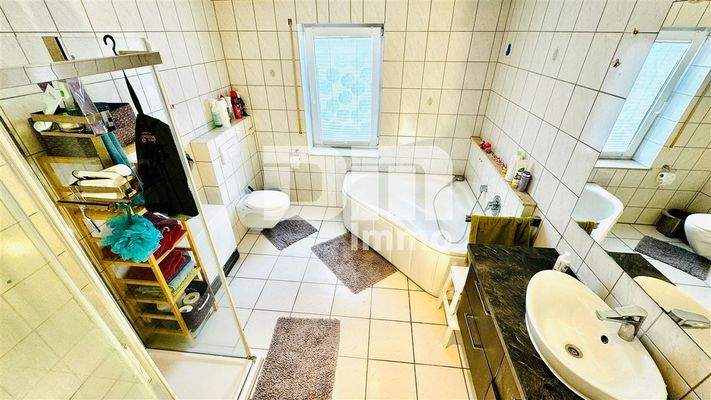 WE2 - EG Badezimmer / Wanne / Dusche