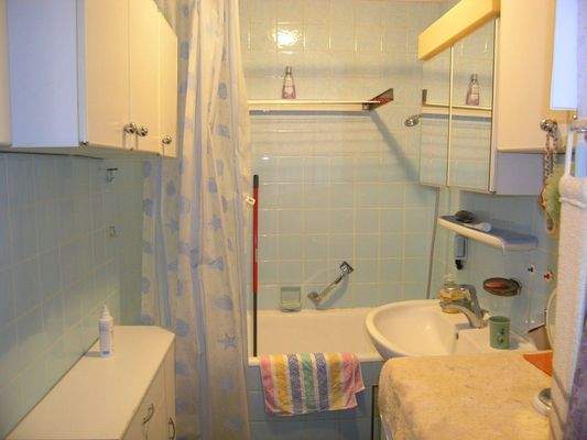 innenliegendes Bad mit Wanne und Waschbecken