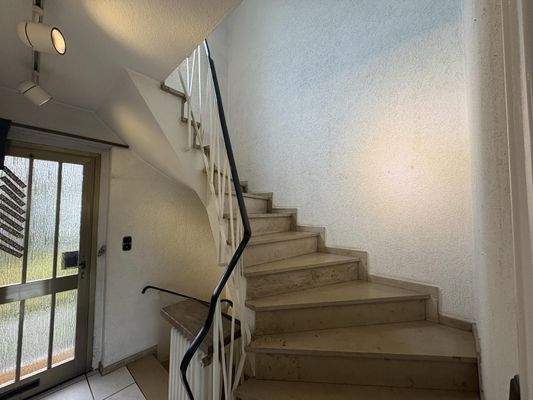 Treppe vom Erd- ins Obergeschoss
