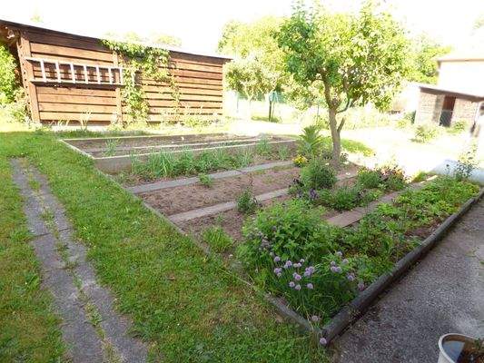 Gemüsegarten und überdachter Freisitz