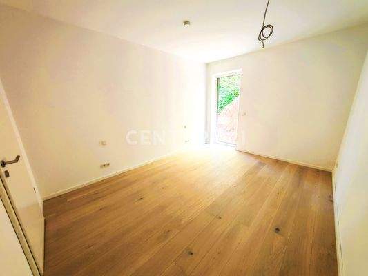 Arbeits- oder Kinderzimmer mit bodentierfem Fenster