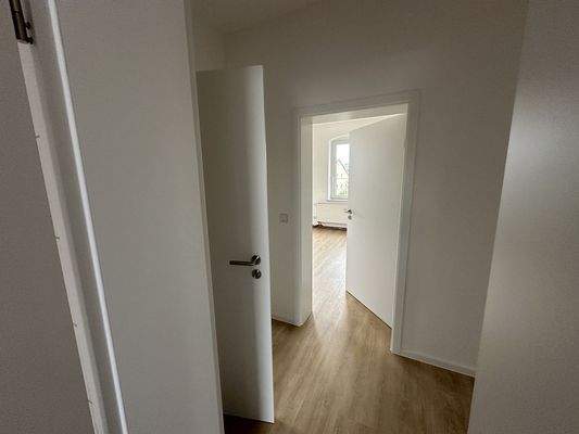 Flur m. Blick zum Wohnzimmer