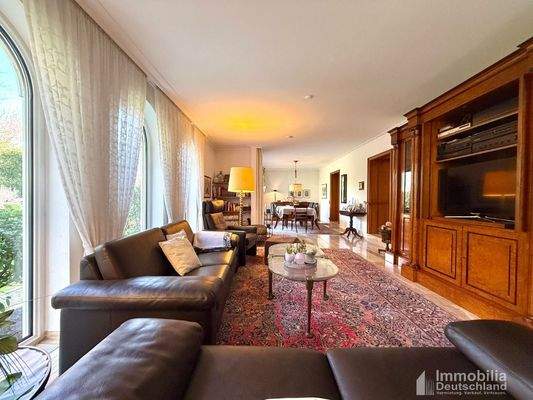 Wohnzimmer mit Blick in den Essbereich - Erdgeschoss